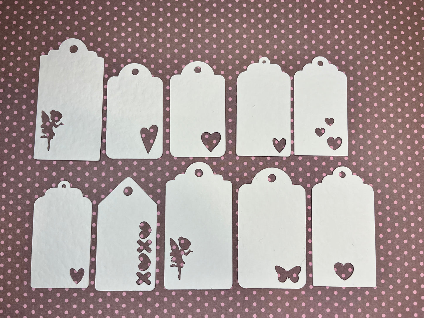 A set of 10 gift tags