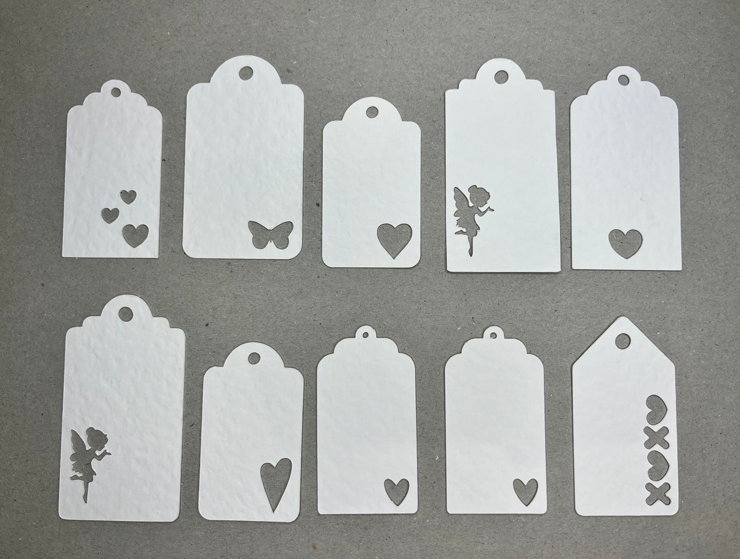 A set of 10 gift tags